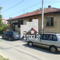 Парцел с къща на ул. Околовръстен път